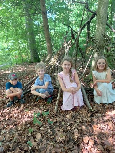 Eine Gruppe von Kindern, die im Wald sitzen